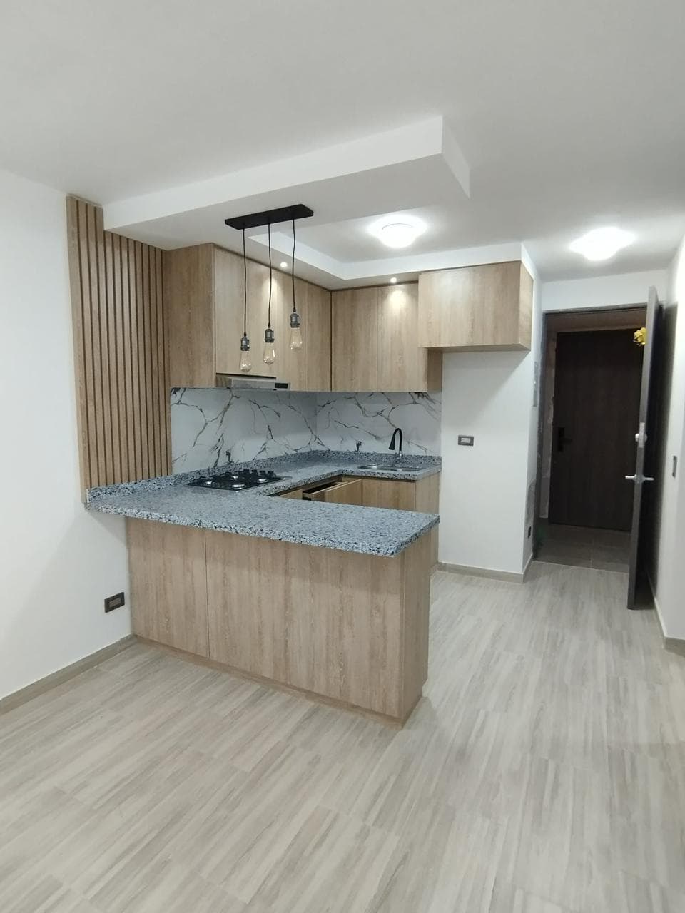 Cocina maderada con barra en L