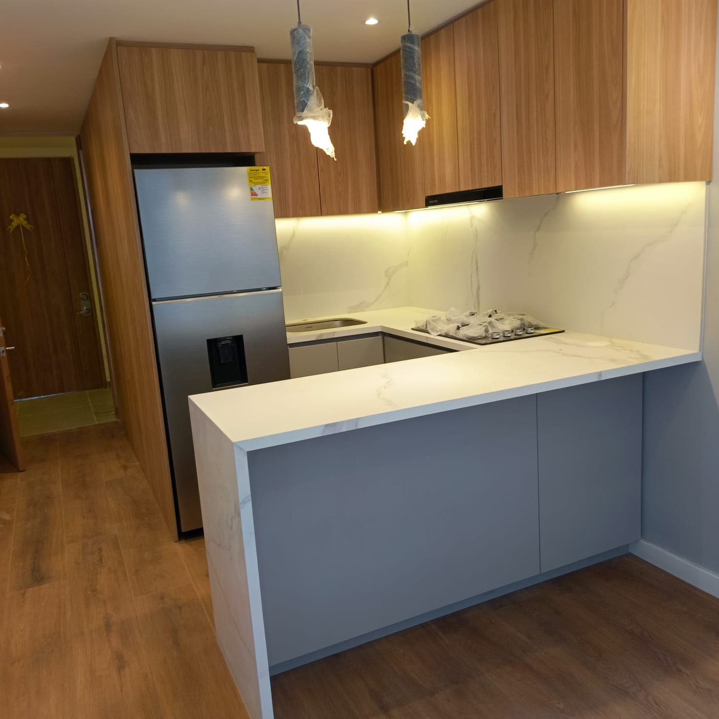 Cocina con isla en gris y madera
