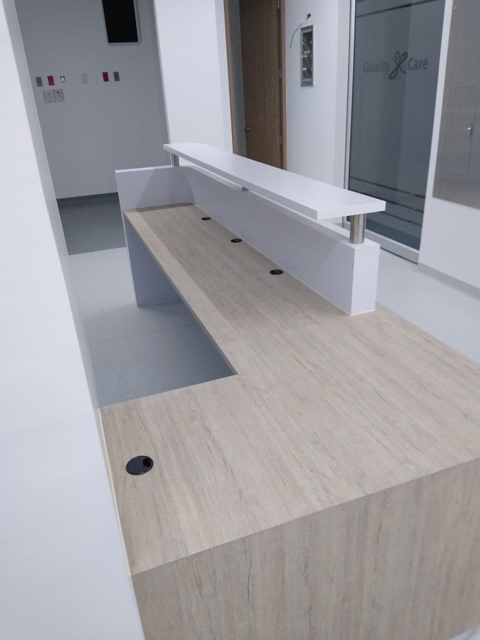 Recepción lineal con superficie de trabajo