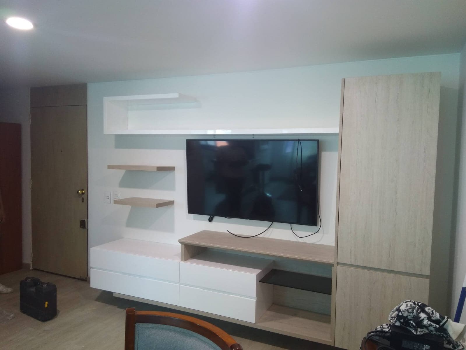 Centro de TV blanco y madera