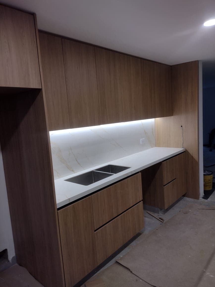 Cocina lineal en tono madera